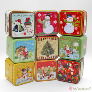 Μικρά τετράγωνα μεταλλικά κουτιά με χριστουγεννιάτικες παραστάσεις