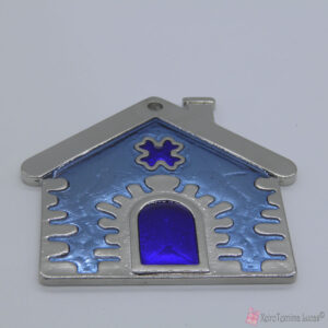 Ασημί μεταλλικό σπίτι με μπλε σμάλτο