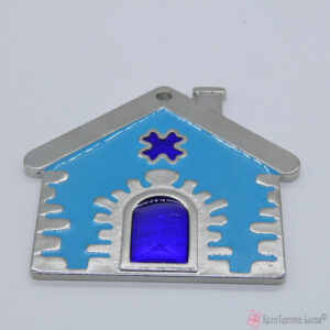 Ασημί μεταλλικό σπίτι με γαλάζιο σμάλτο
