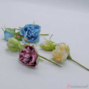 Διακοσμητικό κλαδί με λουλούδια σε διάφορα χρώματα.