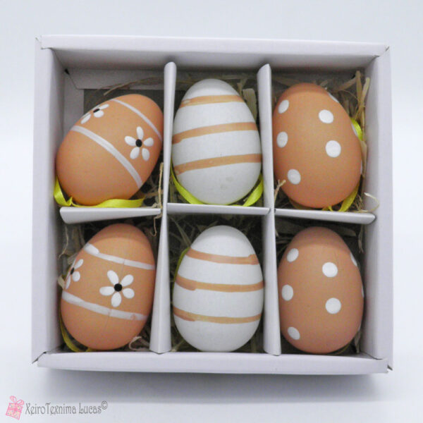 Μπεζ πασχαλινά αυγά με διάφορα σχέδια