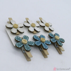 Μπλε και λευκά ξύλινα λουλούδια σε μανταλάκια