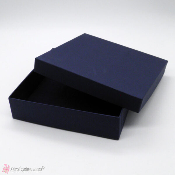 Μπλε κουτί με διαστάσεις 17*17*4 εκατοστά.