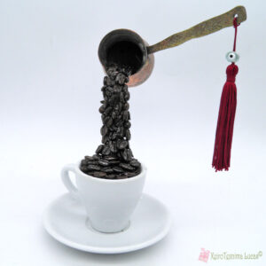 Floating coffee cup με μπορντό φούντα και ματάκι