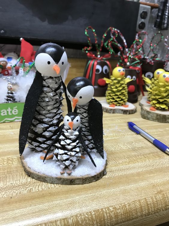 Πιγκουίνοι κατασκευασμένοι με κουκουνάρια