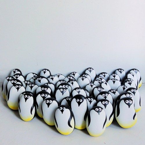 Πέτρες με ζωγραφισμένους πιγκουίνους