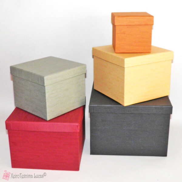 Τετράγωνα χάρτινα κουτιά σε διάφορα χρώματα και διαστάσεις