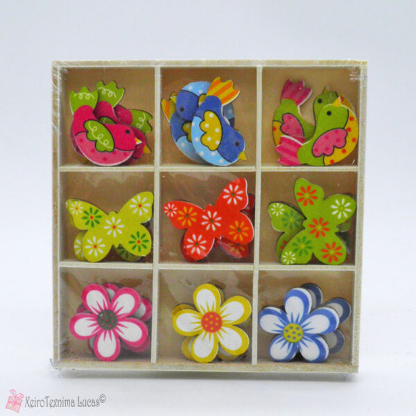 Πολύχρωμα ξύλινα στολίδια με πουλάκια, λουλούδια και πεταλούδες