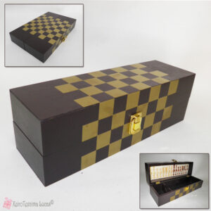 Καφέ ξύλινο κουτί σκάκι για μια φιάλη
