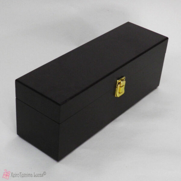 Μαύρο παραλληλόγραμμο ξύλινο κουτί με αξεσουάρ
