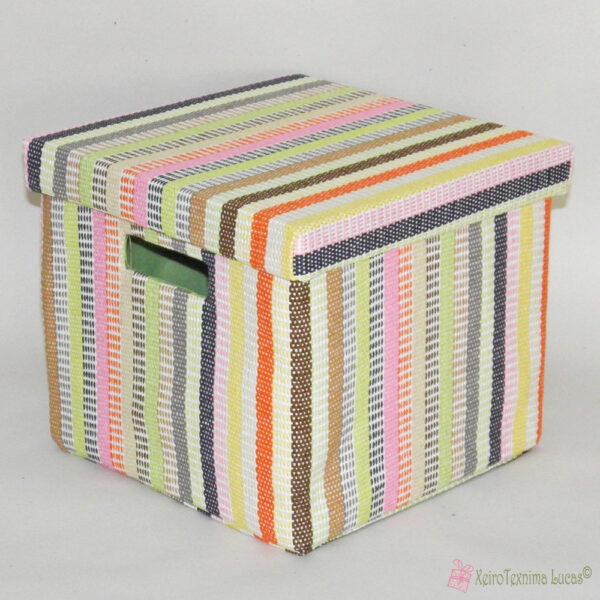 Ψάθινα πολύχρωμα τετράγωνα κουτιά με καπάκι σε διάφορες διαστάσεις