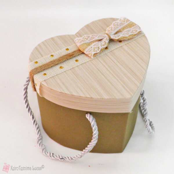 Μπεζ χάρτινο κουτί σε σχήμα καρδιάς