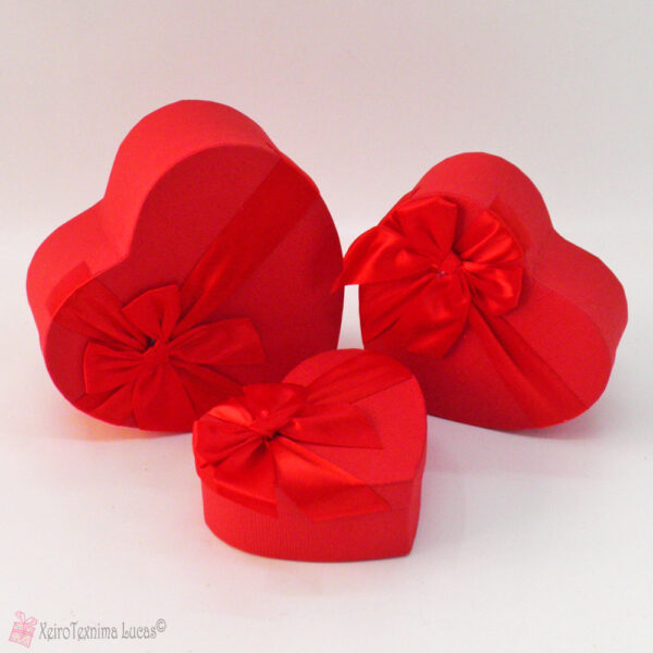 Κόκκινο χάρτινο κουτί καρδιά σε κορδέλα και φιόγκο
