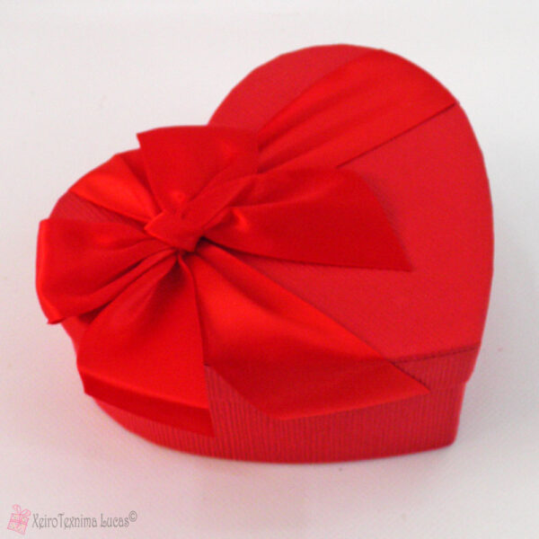 Κόκκινο χάρτινο κουτί καρδιά σε κορδέλα και φιόγκο