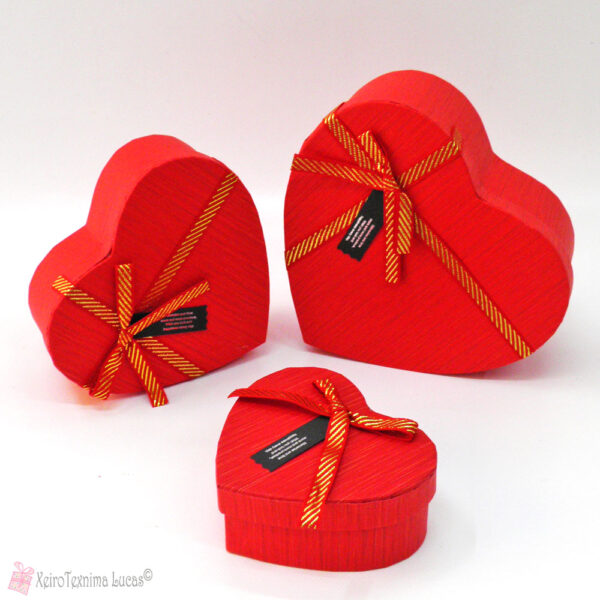 Κόκκινο χάρτινο κουτί καρδιά με κορδέλα και φιογκάκι