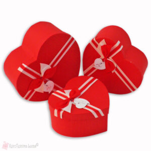 Κόκκινο χάρτινο κουτί καρδιά με κορδέλα, φιογκάκι και κάρτα Love
