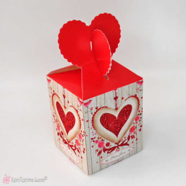 Χάρτινο κουτί με κόκκινη καρδιά