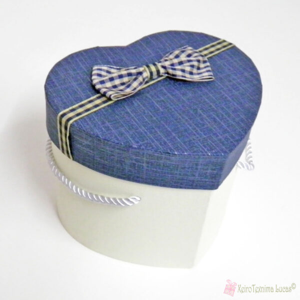 χάρτινο κουτί σε σχήμα καρδιάς με μπλε καπάκι