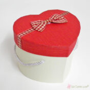 χάρτινο κουτί σε σχήμα καρδιάς με κόκκινο καπάκι