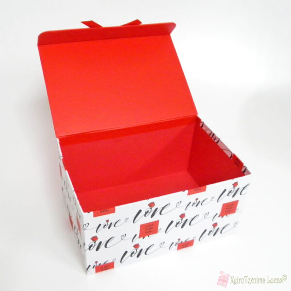 Παραλληλόγραμμα χάρτινα κουτιά Love  με μαγνητικό κούμπωμα και φιόγκο στο κλείσιμο