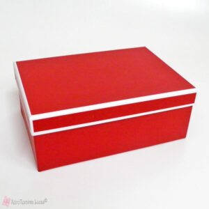 Κόκκινα παραλληλόγραμμα χάρτινα κουτιά με λευκές γραμμές στο καπάκι