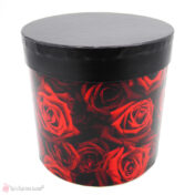 Μαύρο στρογγυλό χάρτινο κουτί με κόκκινα τριαντάφυλλα