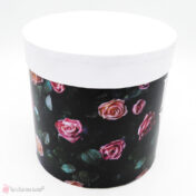 Μαύρο στρογγυλό χάρτινο κουτί με ροζ τριαντάφυλλα