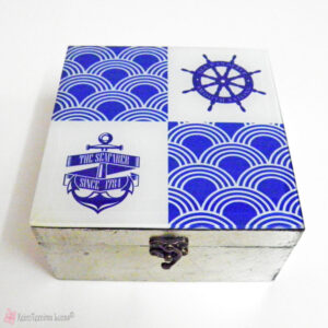 Τετράγωνο ξύλινο κουτί με μπλε καλοκαιρινό σχέδιο