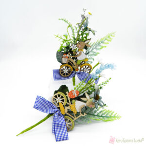 Kλαδί με πασχαλινό στολισμό με λουλούδια, ξύλινο λαγουδάκι και μπλε καρό κορδέλα. 