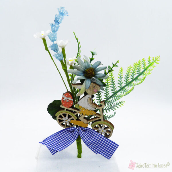 Kλαδί με πασχαλινό στολισμό με λουλούδια, ξύλινο λαγουδάκι και μπλε καρό κορδέλα. 
