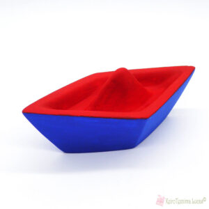 Κόκκινη και μπλε κεραμική βάρκα