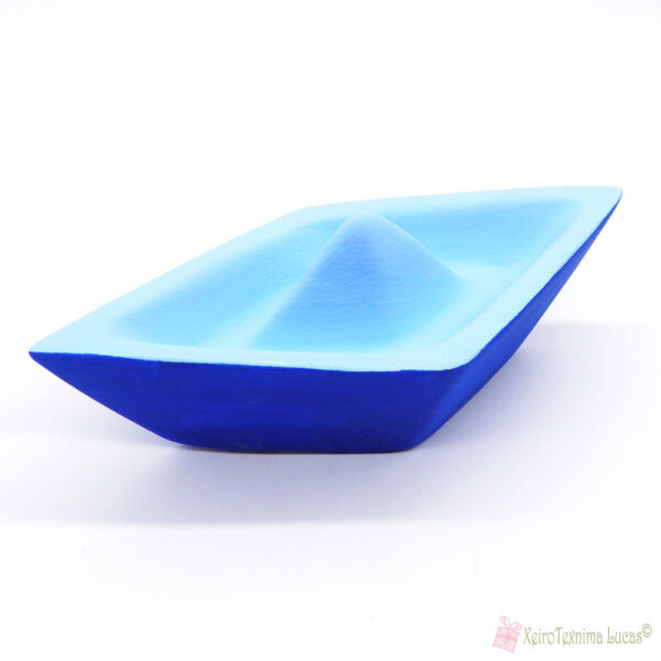 Γαλάζια και μπλε κεραμική βάρκα