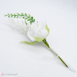 Μποτονιέρα με άσπρο τριαντάφυλλο
