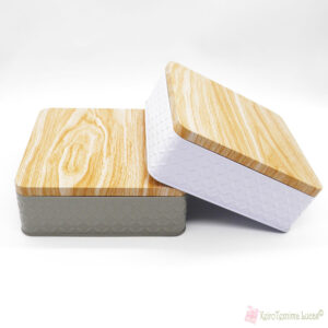 Τετράγωνα μεταλλικά κουτιά σε λευκό ή γκρι χρώμα με καπάκι που μοιάζει με ξύλινο