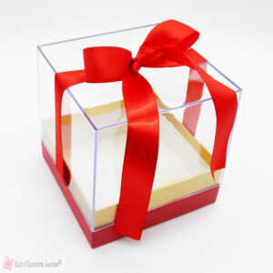 Τετράγωνο διάφανο κουτί με κόκκινη κορδέλα