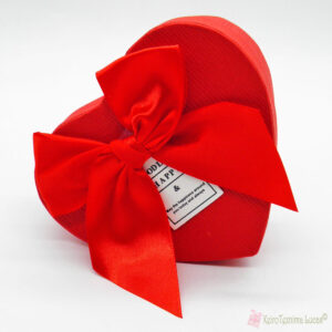 Κόκκινο χάρτινο κουτί καρδιά με κορδέλα