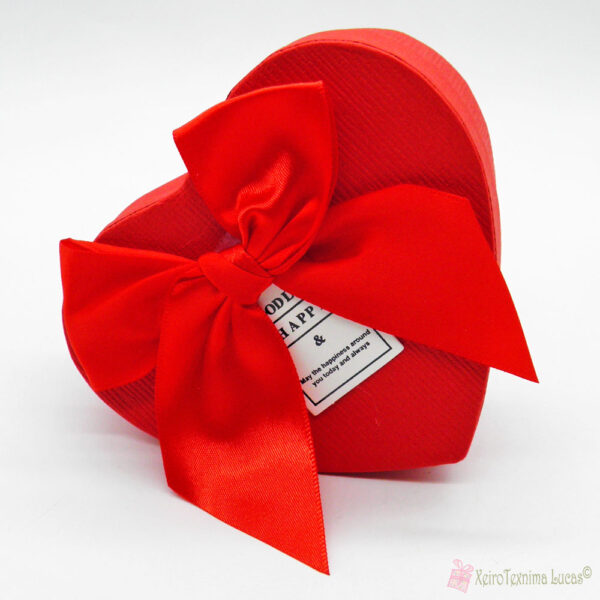 Κόκκινο χάρτινο κουτί καρδιά με κορδέλα