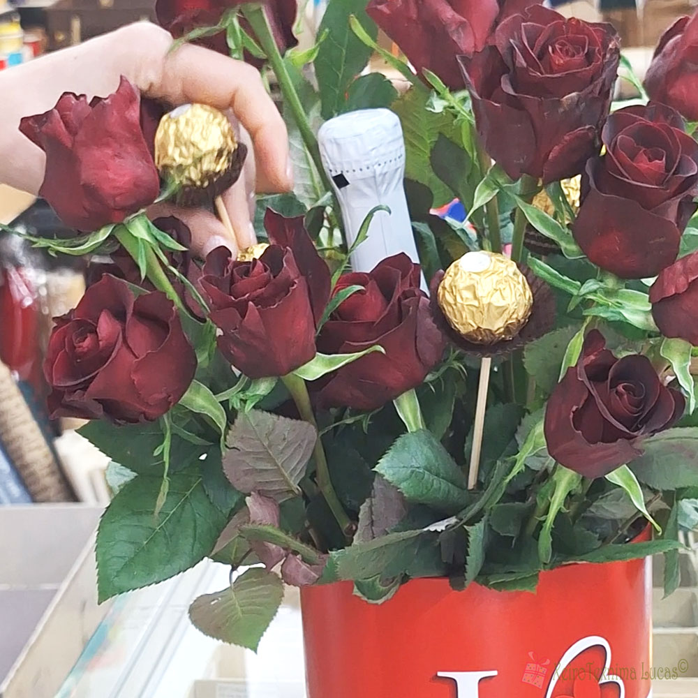 Ανθοδέσμη με τριαντάφυλλα, σαμπάνια και σοκολατάκια σε χάρτινο κουτί καπελιέρα