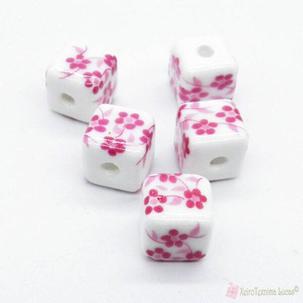 τετράγωνες κεραμικές χάντρες με ροζ λουλούδια
