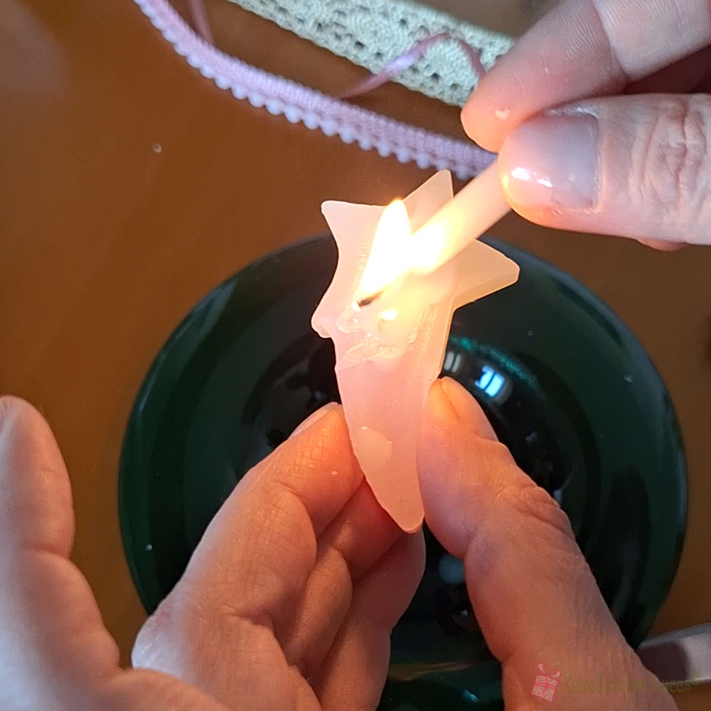 Ανάβουμε ένα κεράκι και στάζουμε κερί για να κολλήσουμε τις δυο επιφάνειες