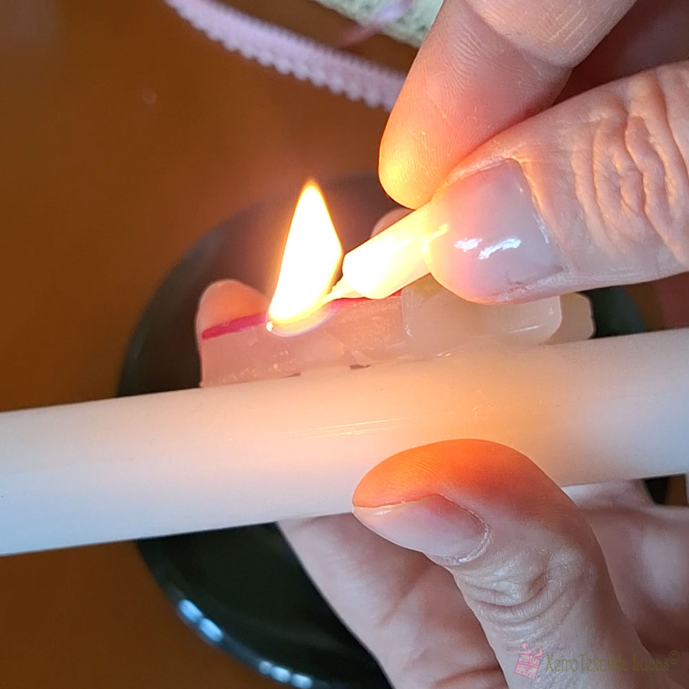 Ανάβουμε ένα κεράκι και στάζουμε κερί για να κολλήσουμε τις δυο επιφάνειες