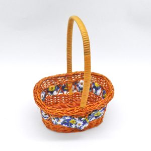 Οβάλ μικρό ψάθινο καλαθάκι με λουλουδάτη κορδέλα | xeirotexnima lucas