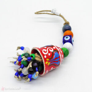 Διακοσμητικό με κόκκινη κεραμική καμπάνα και πολύχρωμες χάντρες