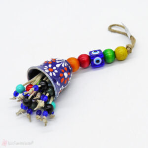 Διακοσμητικό με μπλε κεραμική καμπάνα και πολύχρωμες χάντρες