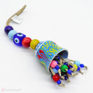Διακοσμητικό με γαλάζια κεραμική καμπάνα και πολύχρωμες χάντρες