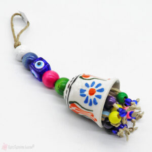 Διακοσμητικό με λευκή κεραμική καμπάνα και πολύχρωμες χάντρες