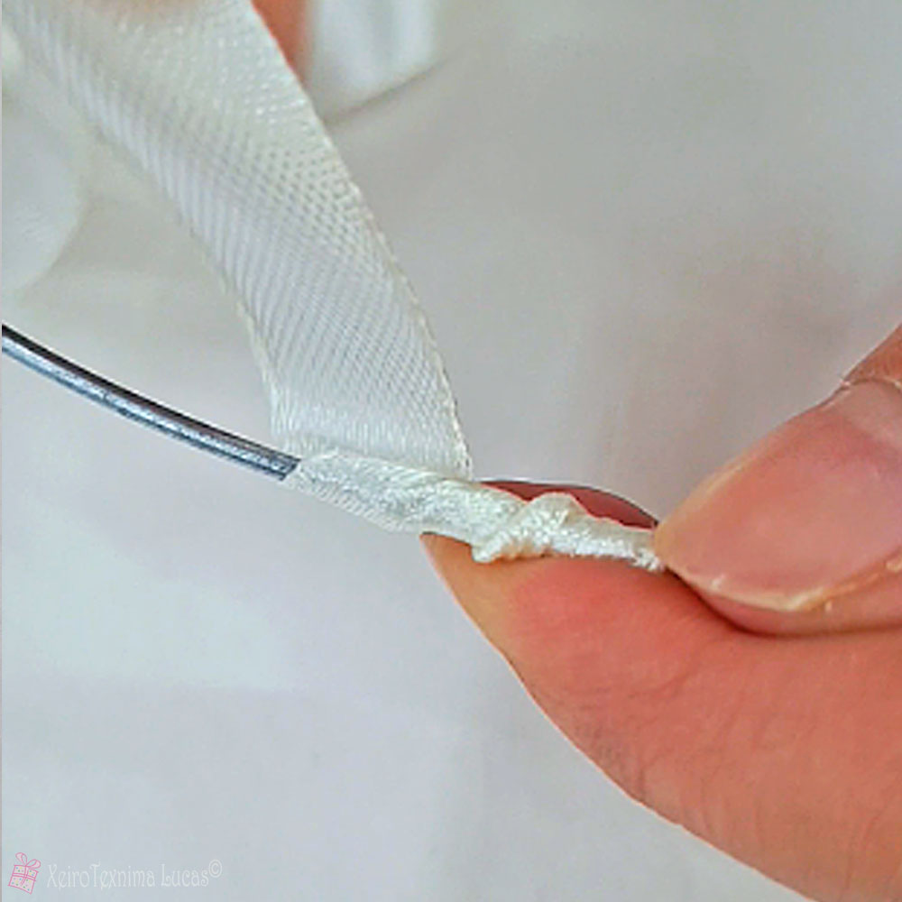 Τυλίγουμε τη βάση του κάθε στεφανιού με κορδέλα