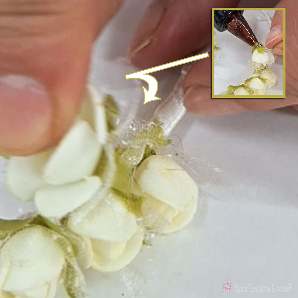 DIY στέφανα γάμου: κολλάμε με το πιστόλι σιλικόνης, λουλούδια της επιλογής μας.