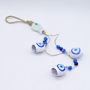 Κρεμαστό διακοσμητικό με άσπρο κεραμικό ψαράκι και λευκά μεταλλικά κουδούνια με μάτι | XeiroTexnima Lucas