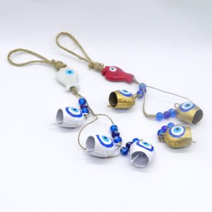 Κρεμαστό διακοσμητικό με κεραμικό ψαράκι και μεταλλικά κουδούνια με μάτι | XeiroTexnima Lucas